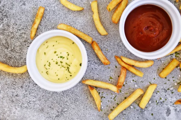 Knusprig Gebratene Pommes Mit Meersalzkörnern Und Pommes Gewürz — Stockfoto