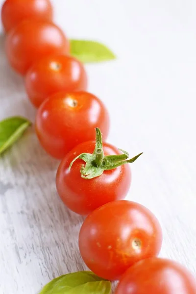 Pomodorini Giacciono Una Superficie Legno Brillante — Foto Stock