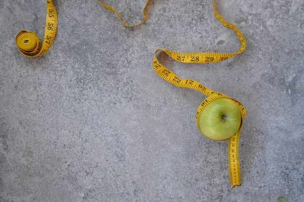 Yellow Measuring Tape Wrapped Apple Concept Dieting Slimming Due Health — Stock Photo, Image