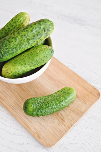 Een Paar Vers Gepekelde Augurken Liggen Een Kom Een Witte — Stockfoto