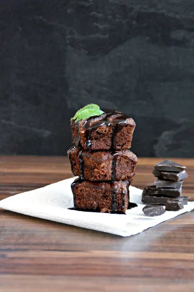 Brownies Recentemente Apoiados Jazem Uma Mesa Madeira Com Pedaços Chocolate — Fotografia de Stock