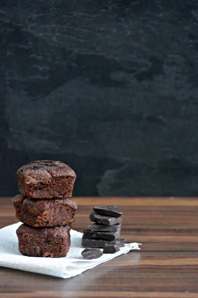 Brownies Recentemente Apoiados Jazem Uma Mesa Madeira Com Pedaços Chocolate — Fotografia de Stock