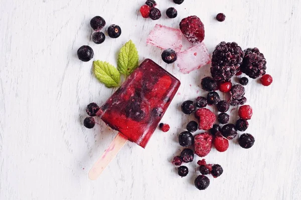 Paletas Caseras Bayas Silvestres Con Bayas Hojas Menta Refrescante Hielo — Foto de Stock