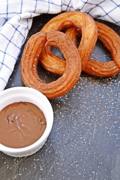 Kahvaltı veya öğleden sonra için yuvarlak churro lezzetli tatlı gıda