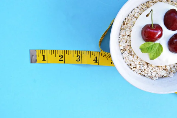 White Bowl Full Oatmeal Dollop Yoghurt Cherries Fruit Next Lying — Stock Photo, Image