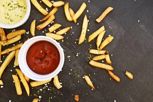 Knusprig Gebratene Pommes Frites Auf Grauer Marmoroberfläche Mit Meersalzkörnern Und — Stockfoto