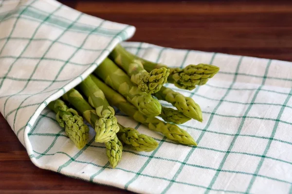 Een Heleboel Verse Groene Ongekookte Asperges Staat Een Donker Houten — Stockfoto