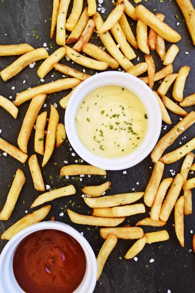 Patatine Fritte Fresche Giallo Dorato Fritte Una Ciotola Piena Ketchup — Foto Stock