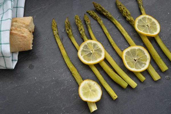 Vers Gekookte Groene Asperges Met Schijfjes Citroen Bespimpeld Met Specerijen — Stockfoto