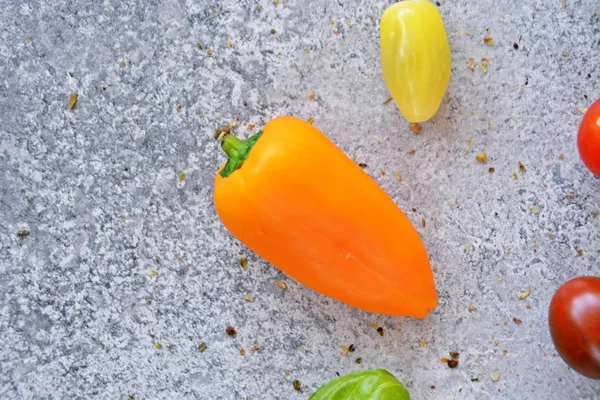 Kleine Tomaten Liegen Zusammen Mit Kleinen Paprika Und Basilikumblättern Auf — Stockfoto