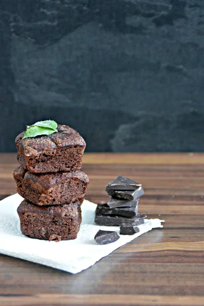 Des Brownies Frais Sont Posés Sur Une Table Bois Avec — Photo