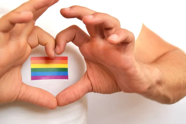 Imagen Recortada Hombre Camiseta Con Bandera Lgbt Mostrando Gesto Del — Foto de Stock