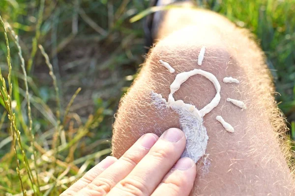Concepto Protección Contra Sol Días Calurosos Playa Con Pie Masculino — Foto de Stock