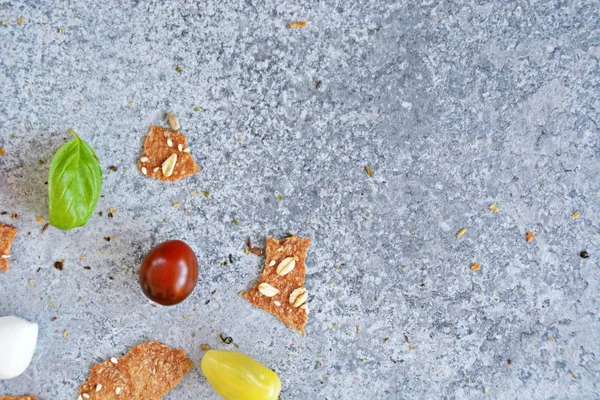 Pequeños Tomates Diferente Variedad Color Encuentran Una Superficie Mármol Gris — Foto de Stock