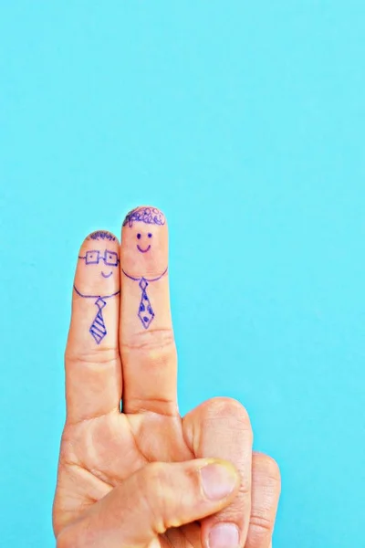 Указательном Среднем Пальцах Мужчины Средних Лет Лица Двух Человек Очках — стоковое фото