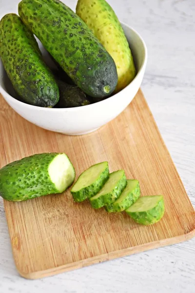 Eine Person Schneidet Eine Gurke Auf Einem Holzbrett Für Einen — Stockfoto