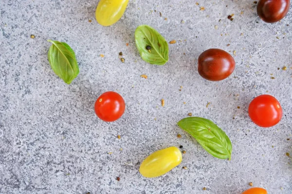 Los Tomates Pequeños Encuentran Junto Con Pimienta Pequeña Las Hojas — Foto de Stock