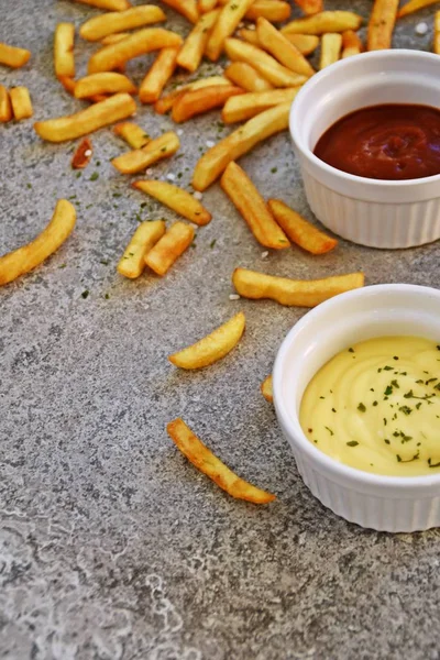 Krispig Stekt Pommes Frites Med Havssalt Korn Och Pommes Frites — Stockfoto