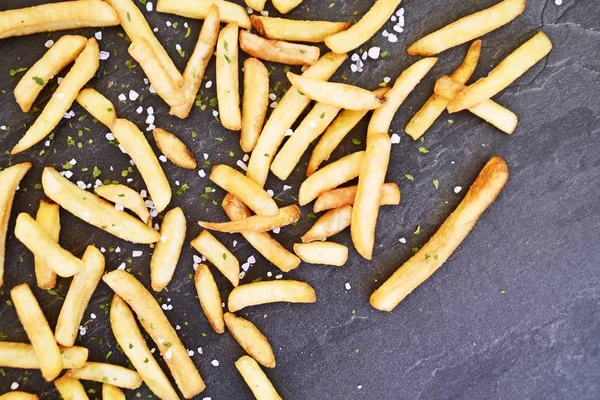 Knusprig Gebratene Chips Aus Frischen Kartoffeln Auf Dunkler Marmoroberfläche Mit — Stockfoto
