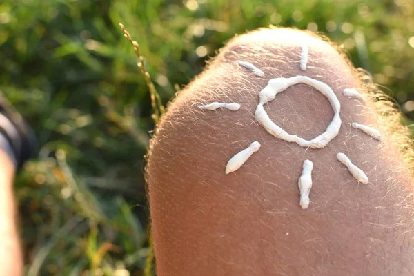 Concepto Protección Contra Sol Días Calurosos Playa Con Pie Masculino — Foto de Stock