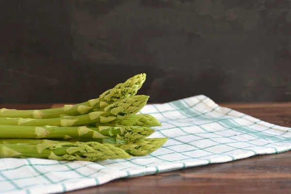 Een Heleboel Verse Groene Ongekookte Asperges Staat Een Donker Houten — Stockfoto