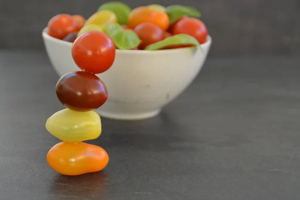 Diferentes Tipos Tomates Diferentes Colores Albahaca Concepto Con Tomates Frescos —  Fotos de Stock