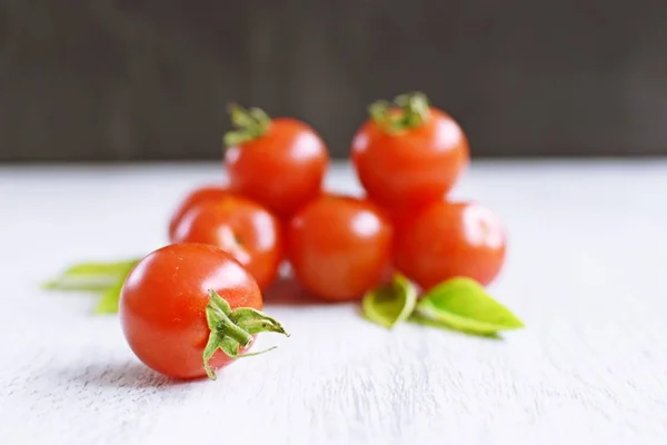 Tomates Cerises Reposent Sur Une Surface Bois Brillant — Photo