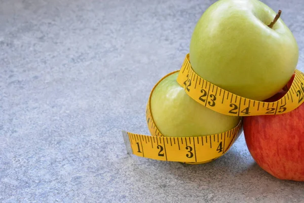 elma bir ölçüm bandı sarılmış - eğlenceli kılan sağlıklı kilo kaybı için kavram 