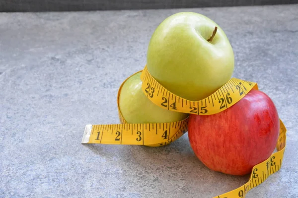 Manzanas Envueltas Una Cinta Métrica Concepto Pérdida Peso Saludable Que —  Fotos de Stock