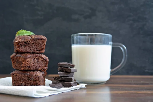 Brownies Recentemente Apoiados Jazem Uma Mesa Madeira Com Pedaços Chocolate — Fotografia de Stock