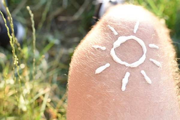 Concepto Protección Contra Sol Días Calurosos Playa Con Pie Masculino — Foto de Stock