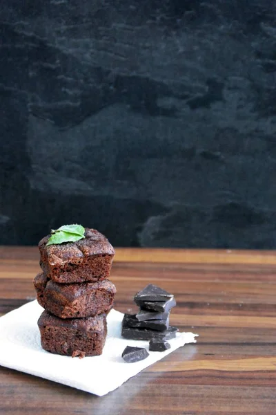 Brownies Frescos Respaldados Encuentran Una Mesa Madera Con Trozos Chocolate — Foto de Stock