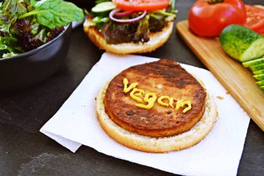 mutfak masasında doğrama tahtası vegan burger hazırlama