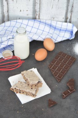 bir mutfak yüzeyinde toppic ile ev yapımı çikolatalı ekmek