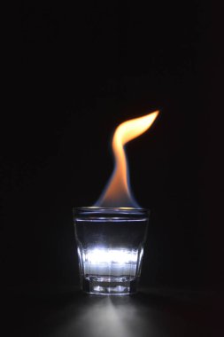 Yakın çekim beyaz içkinin yanma görüntüsü