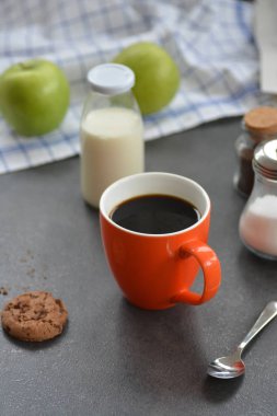 fincan sıcak kahve ve kurabiye