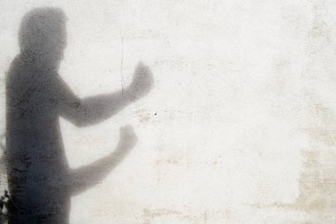 beyaz duvarda mücadele gesturing adam gölgesi