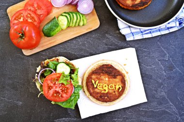 mutfak masasında doğrama tahtası vegan burger hazırlama