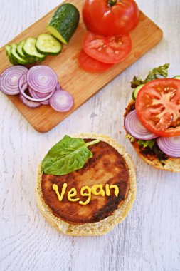 mutfak masasında doğrama tahtası vegan burger hazırlama