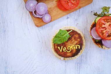 mutfak masasında doğrama tahtası vegan burger hazırlama