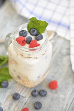 yoğurt ve yaban mersinli yaban mersinli puding.