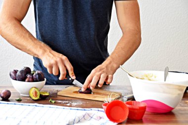 mutfakta erik pişirme hazırlayan adam kırpılmış görüntü