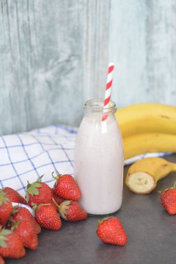 Ahşap bir arka planda çilek ve çilek suyu yakın plan görüntüsü