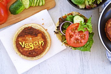 mutfak masasında doğrama tahtası vegan burger hazırlık closeup görünümü