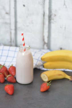 Masada çilek ve böğürtlen var.