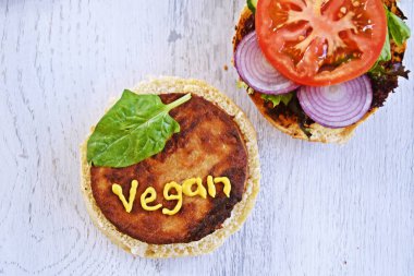 mutfak masasında doğrama tahtası vegan burger hazırlama