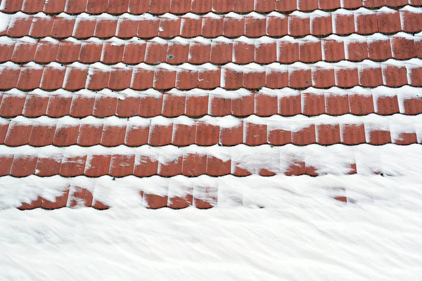 Крыша Черепицей Наполовину Покрыта Снегом — стоковое фото