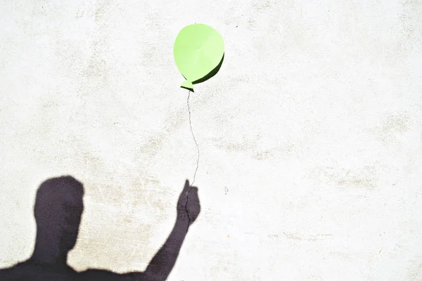 Shadow Man Holding Ballong Vit Vägg — Stockfoto