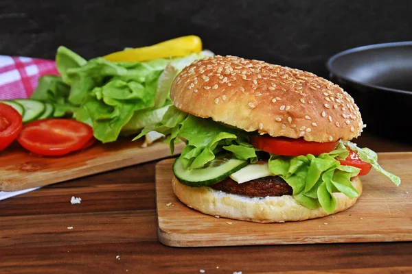 Ízletes Nagy Burger Vágódeszka Konyhaasztalnál — Stock Fotó