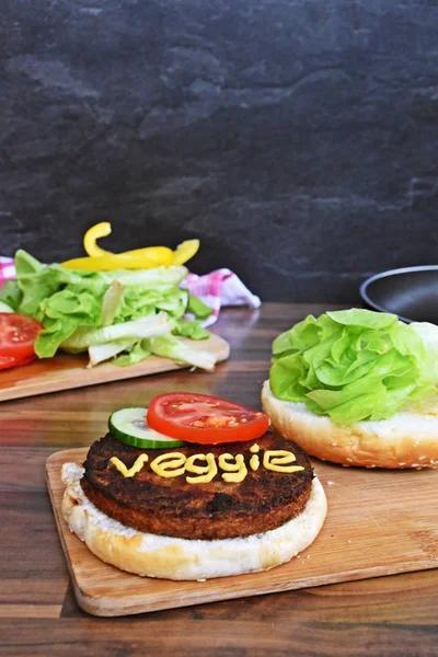 Крупный План Вкусного Большого Гамбургера Вегетарианским Словом Доске Рубки Кухонным — стоковое фото